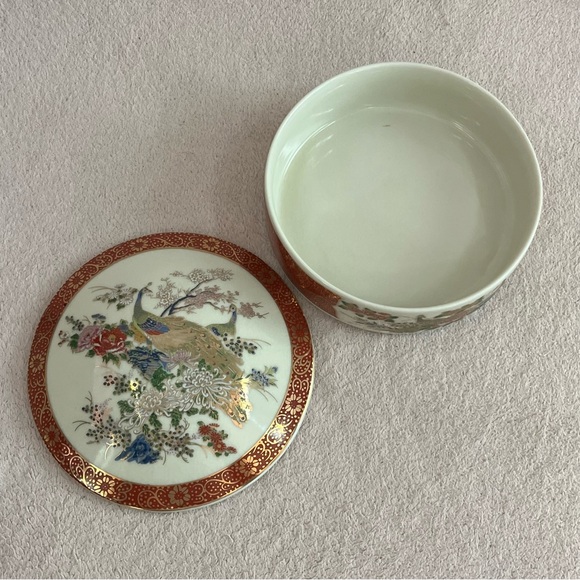 Vintage Japanese Satsuma Porcelain Round Trinket Box Container-Peacock-Red/White - Picture 4 of 7
